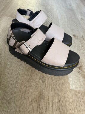 Dr. Martens Voss Quad Platform Sandals Cream Grey Women's Size 9